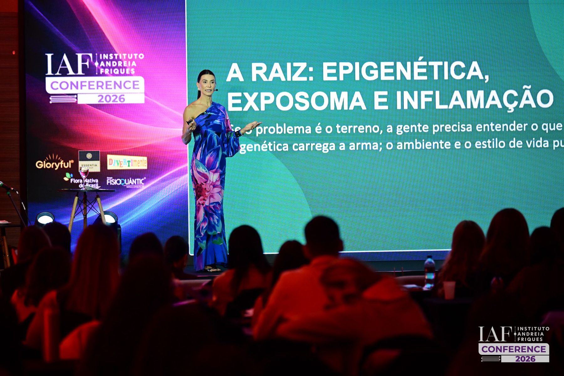 Alessandra em uma conferência, apresentando um tema de saúde diante da plateia