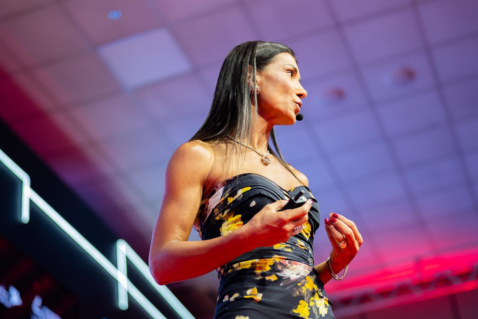 Alessandra gesticulando durante uma palestra