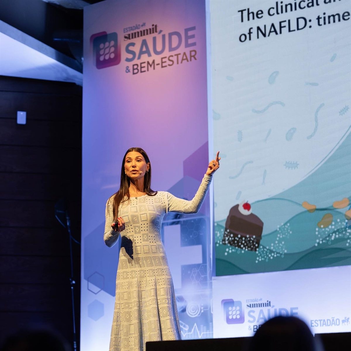 Alessandra apresentando conteúdo em um summit de saúde e bem-estar